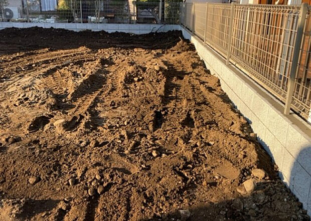 【その他設備】敷地内には、散水栓や立水栓があります。水道水を直接利用できるため、水を運ぶ手間を省くことが出来ます。大量の水を必要とする洗車作業や清掃などに役立ちます。その他設備とあわせて、現地でご確認ください。