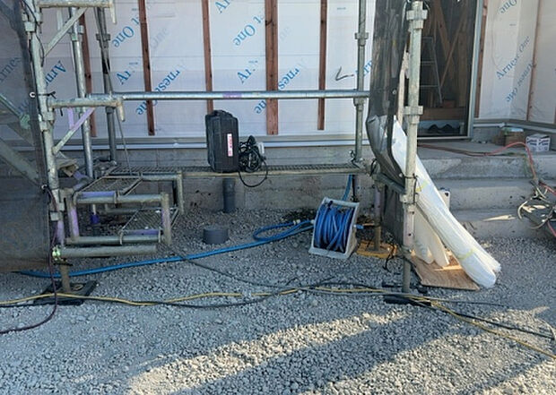 【構造・工法・仕様_2】ベタ基礎とは、柱の位置に関係なく全体に基礎がある事を指し、面積が大きい分建物の重さを全体に分散できます。また、地面からの湿気や害虫を遮断でき、木造住宅で心配されるシロアリ被害を防ぐ効果も期待できます。