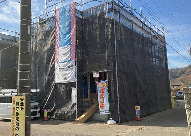 【前面道路含む現地写真_3】お持ちの車種によっては前面道路が広い方が便利でしょう。しかし、前面道路が広ければその分交通量が多くなるため、騒音などが気になる場合があります。実際に現地を見学し、周辺交通量や騒音などを確認しましょう!