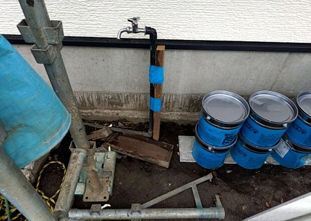 【その他設備】敷地内には、散水栓や立水栓があります。水道水を直接利用できるため、水を運ぶ手間を省くことが出来ます。大量の水を必要とする洗車作業や清掃などに役立ちます。その他設備とあわせて、現地でご確認ください。