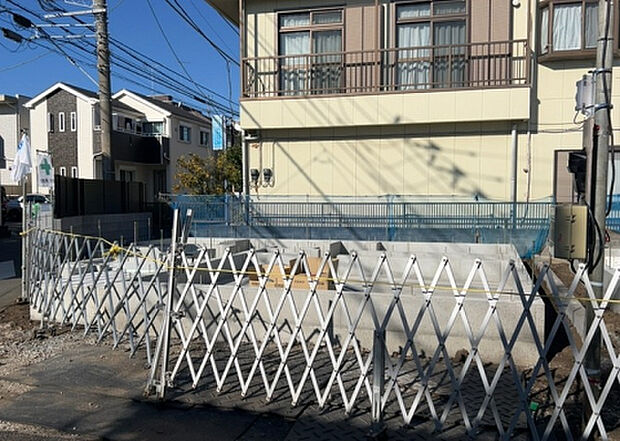 【外観_3】現地に行くなら、物件の周囲の地形がどうなっているかを見ることも大切です。周辺より低くなっている土地では、大雨などで水が集まりやすいため、地盤が弱くなっているということも考えられるため、注意が必要です。