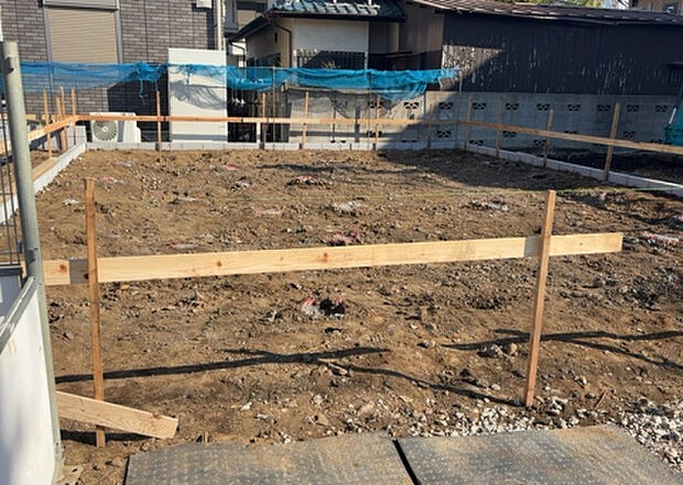 【構造・工法・仕様_2】ベタ基礎とは、柱の位置に関係なく全体に基礎がある事を指し、面積が大きい分建物の重さを全体に分散できます。また、地面からの湿気や害虫を遮断でき、木造住宅で心配されるシロアリ被害を防ぐ効果も期待できます。