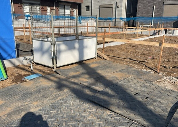 【庭_2】庭のある家に住むことのメリットとして、子どもたちの遊び場を確保できること、ガーデニングや家庭菜園を楽しめること、明るさを確保できることがあります。また、配置を工夫することでプライバシーが確保できます。