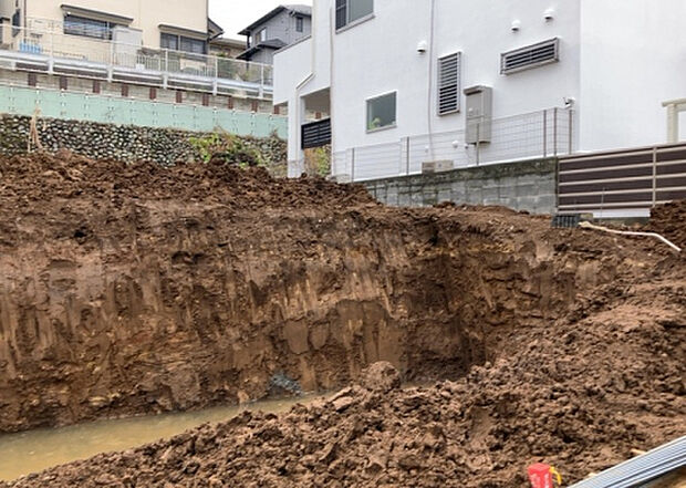 【玄関】玄関は家の顔でもあり、家族以外の目にも止まる場所です。玄関は外との間を仕切る扉、靴などをしまっておく収納スペース、靴脱ぎのたたきスペース、来客とのやり取りをするドアホンなど複数のアイテムからなります。