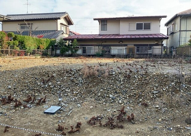 【外観_3】現地に行くなら、物件の周囲の地形がどうなっているかを見ることも大切です。周辺より低くなっている土地では、大雨などで水が集まりやすいため、地盤が弱くなっているということも考えられるため、注意が必要です。