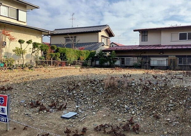 【庭_2】庭のある家に住むことのメリットとして、子どもたちの遊び場を確保できること、ガーデニングや家庭菜園を楽しめること、明るさを確保できることがあります。また、配置を工夫することでプライバシーが確保できます。