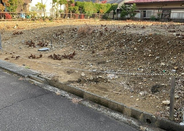【駐車場_2】駐車場と明記されていても、最小スペースでつくられた駐車場だと大型車は駐車できなかったり、出入りしにくくなったりする可能性があります。お車のサイズと購入したい物件の駐車場のサイズを現地で確認しましょう。