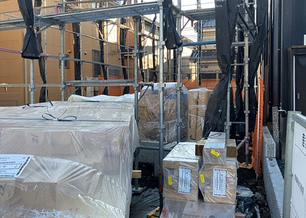 【構造・工法・仕様_2】ベタ基礎とは、柱の位置に関係なく全体に基礎がある事を指し、面積が大きい分建物の重さを全体に分散できます。また、地面からの湿気や害虫を遮断でき、木造住宅で心配されるシロアリ被害を防ぐ効果も期待できます。