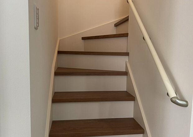 【内装】建物の上下階の通路である階段は、その位置によって動線や室内の印象が大きく左右されます。手摺にも重要な役割があり、転倒の防止・歩行や動作を円滑にして日常生活を支えることを主な目的として設置されています。