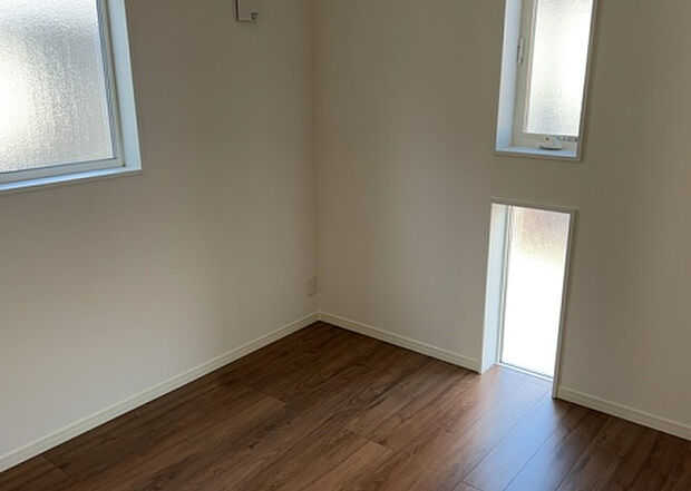 【洋室】洋室のメリットは重い家具が置きやすく、身の回りが整理しやすいことです。 床がフローリングのため畳とは異なり凹みにくいです。 クローゼットなど収納が豊富で、普段使わない旅行カバンや服の整頓も簡単にです。