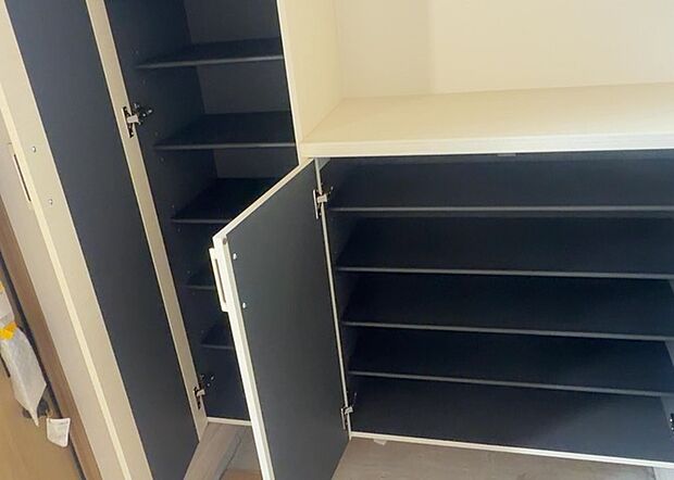 【玄関収納】玄関収納は、靴や傘、コートなどをスッキリと収納できるだけでなく、来客時に見せる顔となるため、家の顔とも言えます。収納量だけでなく、デザイン性も重視したいところです。ミラー付きの収納であれば、外出前の身だしなみチェックにも便利です。