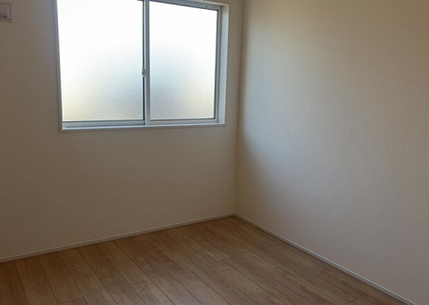 【洋室】洋室のメリットは重い家具が置きやすく、身の回りが整理しやすいことです。 床がフローリングのため畳とは異なり凹みにくいです。 クローゼットなど収納が豊富で、普段使わない旅行カバンや服の整頓も簡単にです。