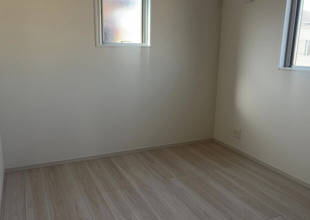 【洋室】洋室のメリットは重い家具が置きやすく、身の回りが整理しやすいことです。 床がフローリングのため畳とは異なり凹みにくいです。 クローゼットなど収納が豊富で、普段使わない旅行カバンや服の整頓も簡単にです。