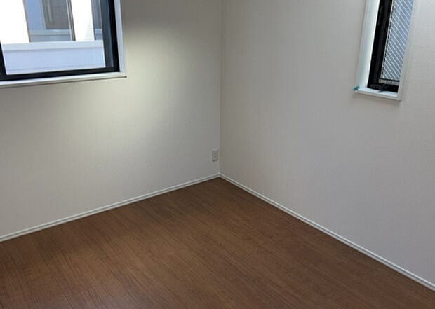 【洋室】洋室のメリットは重い家具が置きやすく、身の回りが整理しやすいことです。 床がフローリングのため畳とは異なり凹みにくいです。 クローゼットなど収納が豊富で、普段使わない旅行カバンや服の整頓も簡単にです。