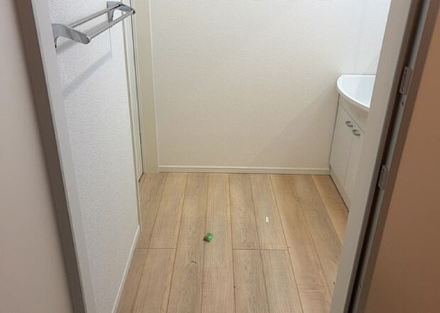 【脱衣場】多くの戸建て住宅で見かける洗面脱衣所は、洗面台と洗濯機が2畳ほどのスペースに並べられていて、洗面所が脱衣所を兼ね備えている間取りが一般的です。お客様が利用することもある、パブリックな空間でもあります。