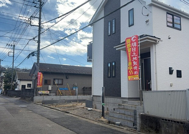 【前面道路含む現地写真_2】お持ちの車種によっては前面道路が広い方が便利でしょう。しかし、前面道路が広ければその分交通量が多くなるため、騒音などが気になる場合があります。実際に現地を見学し、周辺交通量や騒音などを確認しましょう!