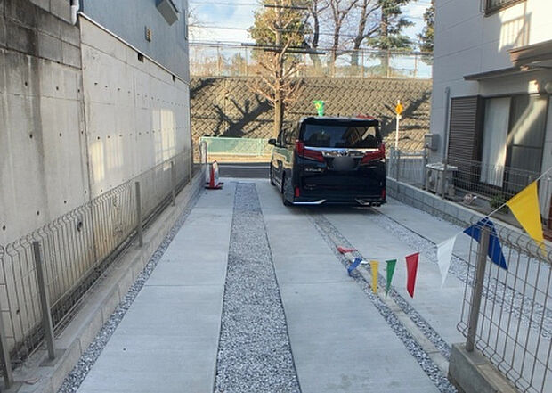 【駐車場】駐車場と明記されていても、最小スペースでつくられた駐車場だと大型車は駐車できなかったり、出入りしにくくなったりする可能性があります。お車のサイズと購入したい物件の駐車場のサイズを現地で確認しましょう。