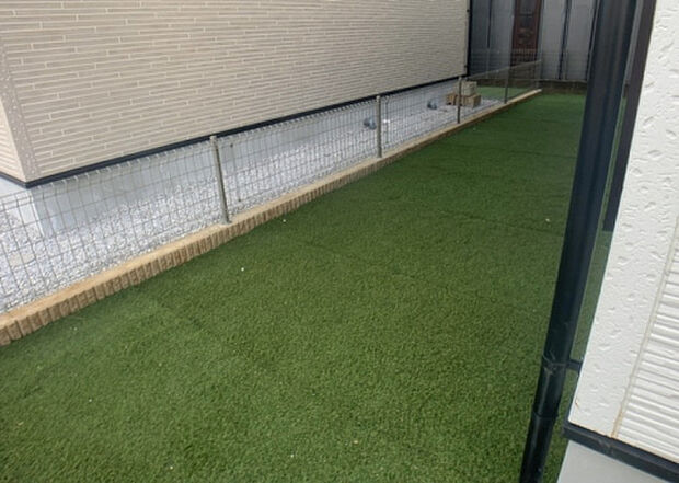 【庭】庭があることでガーデニングや家庭菜園はもちろん、こどもの遊び場やペットを放して遊ぶことができます。また、家の周囲に余裕があるということです。隣地との間があれば、十分な日当たりと、風通しが確保できます。