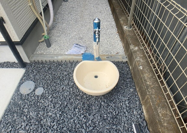 【その他設備】敷地内には、散水栓や立水栓があります。水道水を直接利用できるため、水を運ぶ手間を省くことが出来ます。大量の水を必要とする洗車作業や清掃などに役立ちます。その他設備とあわせて、現地でご確認ください。