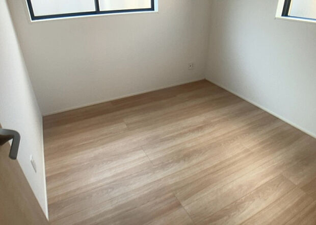 【洋室】洋室のメリットは重い家具が置きやすく、身の回りが整理しやすいことです。 床がフローリングのため畳とは異なり凹みにくいです。 クローゼットなど収納が豊富で、普段使わない旅行カバンや服の整頓も簡単にです。