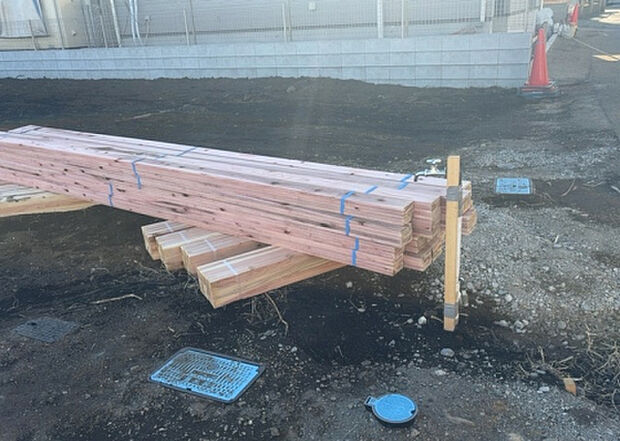 【その他設備】敷地内には、散水栓や立水栓があります。水道水を直接利用できるため、水を運ぶ手間を省くことが出来ます。大量の水を必要とする洗車作業や清掃などに役立ちます。その他設備とあわせて、現地でご確認ください。