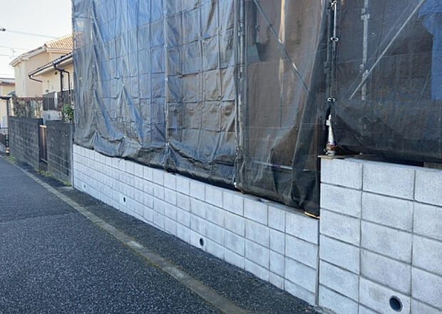 【構造・工法・仕様_2】ベタ基礎とは、柱の位置に関係なく全体に基礎がある事を指し、面積が大きい分建物の重さを全体に分散できます。また、地面からの湿気や害虫を遮断でき、木造住宅で心配されるシロアリ被害を防ぐ効果も期待できます。