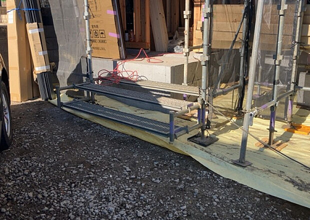 【玄関_2】玄関は、狭すぎると複数人で使いにくく、広すぎても無駄な空間になりがちです。最低2畳を目安にして、家の広さとの兼ね合いや家族の人数を考慮して決めるとよいでしょう。現地を見学して快適な玄関を選びましょう!