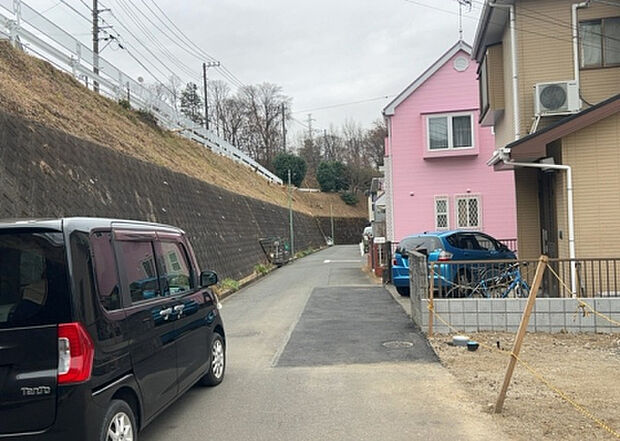 【物件からの展望_2】眺望を気にして物件を探す場合、前面に建物が建っていないか現地で確認しましょう!前面に建物があると景色はもちろん、日当たりや風通しにも影響が出てきます。住んだ時のことを想像しながら現地見学をしましょう。