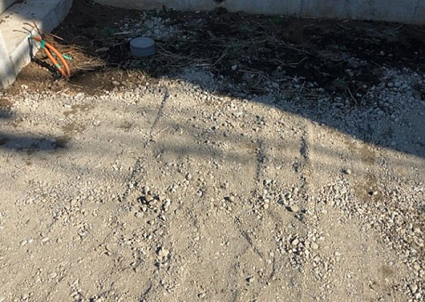 【庭_2】庭のある家に住むことのメリットとして、子どもたちの遊び場を確保できること、ガーデニングや家庭菜園を楽しめること、明るさを確保できることがあります。また、配置を工夫することでプライバシーが確保できます。