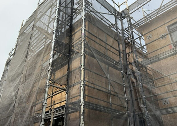 【外観_3】現地に行くなら、物件の周囲の地形がどうなっているかを見ることも大切です。周辺より低くなっている土地では、大雨などで水が集まりやすいため、地盤が弱くなっているということも考えられるため、注意が必要です。