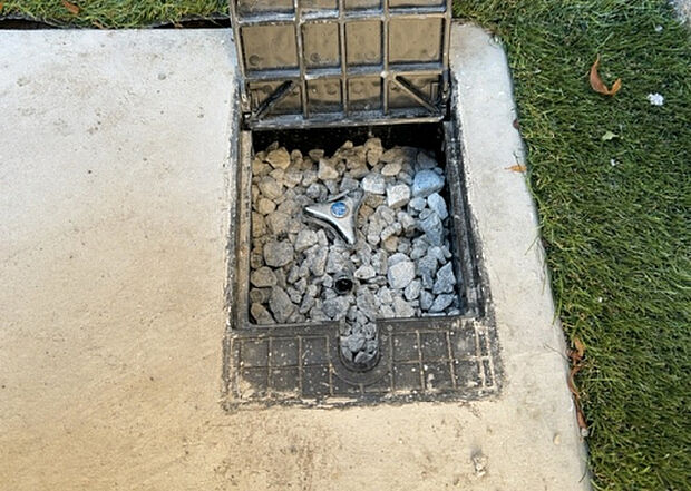 【その他設備】敷地内には、散水栓や立水栓があります。水道水を直接利用できるため、水を運ぶ手間を省くことが出来ます。大量の水を必要とする洗車作業や清掃などに役立ちます。その他設備とあわせて、現地でご確認ください。