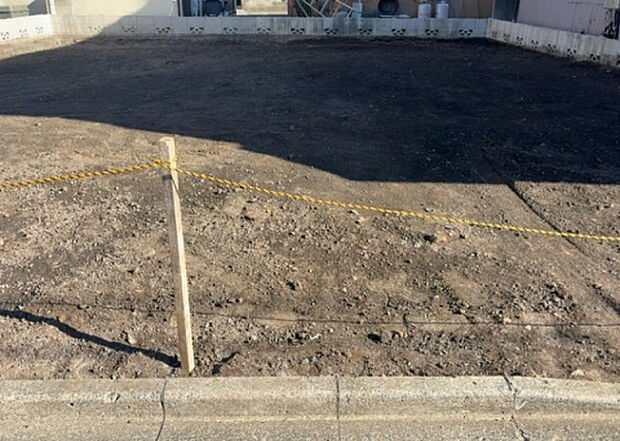 【玄関】玄関は家の顔でもあり、家族以外の目にも止まる場所です。玄関は外との間を仕切る扉、靴などをしまっておく収納スペース、靴脱ぎのたたきスペース、来客とのやり取りをするドアホンなど複数のアイテムからなります。