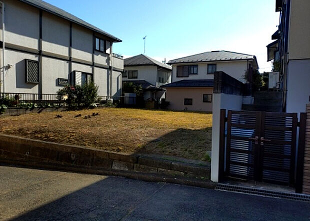 【物件からの展望_2】眺望を気にして物件を探す場合、前面に建物が建っていないか現地で確認しましょう！前面に建物があると景色はもちろん、日当たりや風通しにも影響が出てきます。住んだ時のことを想像しながら現地見学をしましょう。