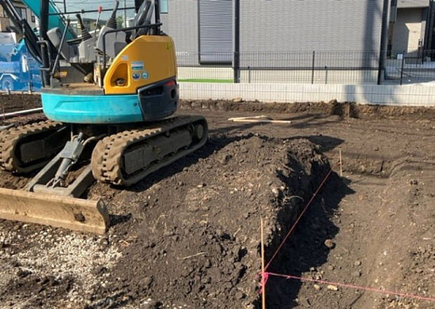 【玄関】玄関は家の顔でもあり、家族以外の目にも止まる場所です。玄関は外との間を仕切る扉、靴などをしまっておく収納スペース、靴脱ぎのたたきスペース、来客とのやり取りをするドアホンなど複数のアイテムからなります。