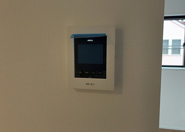 【TVモニター付きインターホン】TVモニター付きインターホンは、来訪者の顔を確認できるだけでなく、音声でやり取りすることもできるため、セキュリティ面で安心できる設備です。モニター画面が大きく見やすいもの、夜間でも来訪者をしっかりと確認できるものなど、機能性を重視したいところです。