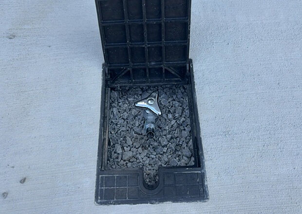 【その他設備】敷地内には、散水栓や立水栓があります。水道水を直接利用できるため、水を運ぶ手間を省くことが出来ます。大量の水を必要とする洗車作業や清掃などに役立ちます。その他設備とあわせて、現地でご確認ください。