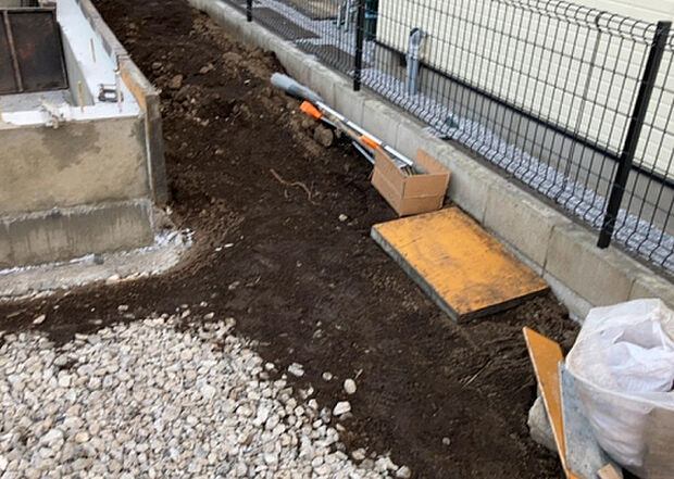 【その他設備】敷地内には、散水栓や立水栓があります。水道水を直接利用できるため、水を運ぶ手間を省くことが出来ます。大量の水を必要とする洗車作業や清掃などに役立ちます。その他設備とあわせて、現地でご確認ください。