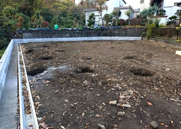 【玄関_2】玄関は、狭すぎると複数人で使いにくく、広すぎても無駄な空間になりがちです。最低2畳を目安にして、家の広さとの兼ね合いや家族の人数を考慮して決めるとよいでしょう。現地を見学して快適な玄関を選びましょう!