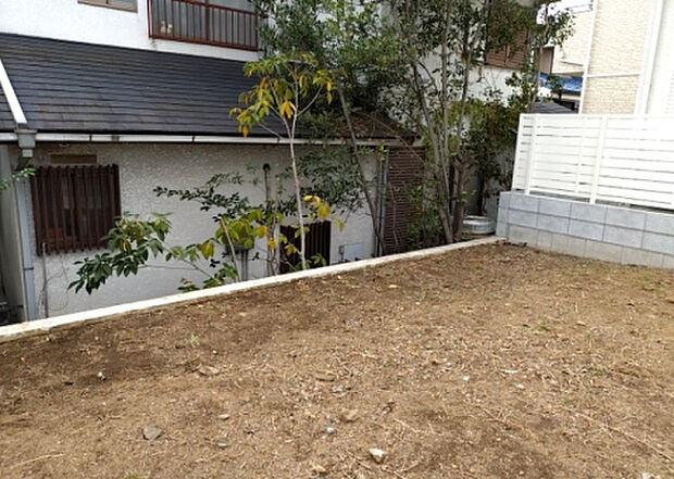 【庭_2】庭のある家に住むことのメリットとして、子どもたちの遊び場を確保できること、ガーデニングや家庭菜園を楽しめること、明るさを確保できることがあります。また、配置を工夫することでプライバシーが確保できます。