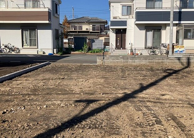 【庭_2】庭のある家に住むことのメリットとして、子どもたちの遊び場を確保できること、ガーデニングや家庭菜園を楽しめること、明るさを確保できることがあります。また、配置を工夫することでプライバシーが確保できます。