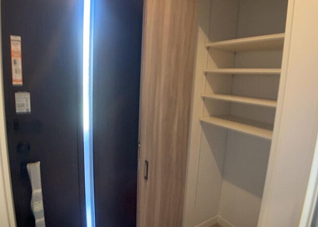 【玄関収納】玄関収納は、靴や傘、コートなどをスッキリと収納できるだけでなく、来客時に見せる顔となるため、家の顔とも言えます。収納量だけでなく、デザイン性も重視したいところです。ミラー付きの収納であれば、外出前の身だしなみチェックにも便利です。