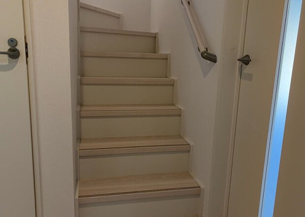 【内装】建物の上下階の通路である階段は、その位置によって動線や室内の印象が大きく左右されます。手摺にも重要な役割があり、転倒の防止・歩行や動作を円滑にして日常生活を支えることを主な目的として設置されています。