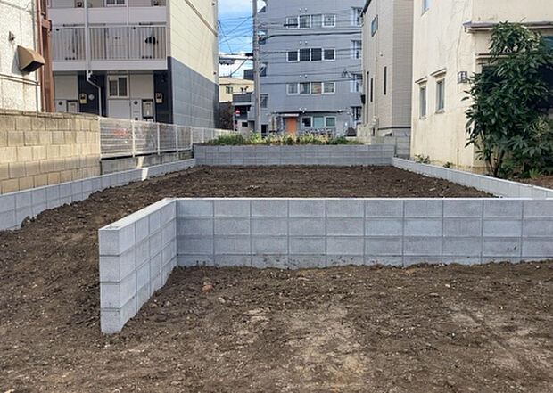 【庭_2】庭のある家に住むことのメリットとして、子どもたちの遊び場を確保できること、ガーデニングや家庭菜園を楽しめること、明るさを確保できることがあります。また、配置を工夫することでプライバシーが確保できます。