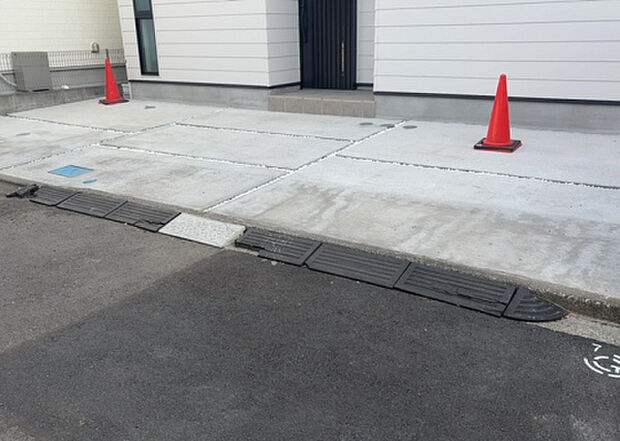 【駐車場】駐車場と明記されていても、最小スペースでつくられた駐車場だと大型車は駐車できなかったり、出入りしにくくなったりする可能性があります。お車のサイズと購入したい物件の駐車場のサイズを現地で確認しましょう。