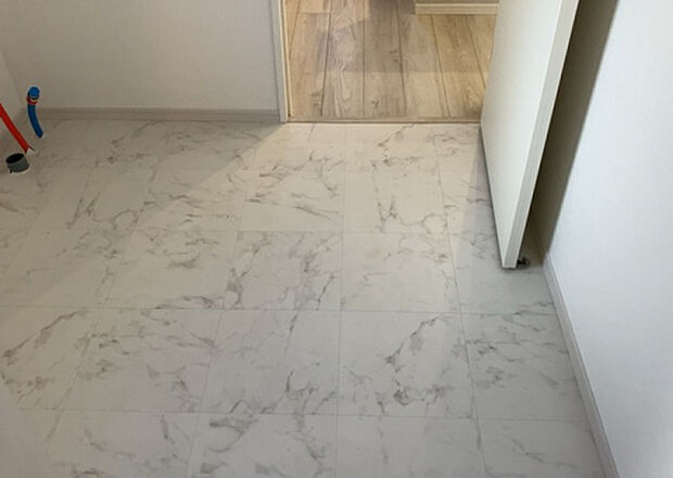 【脱衣場】多くの戸建て住宅で見かける洗面脱衣所は、洗面台と洗濯機が2畳ほどのスペースに並べられていて、洗面所が脱衣所を兼ね備えている間取りが一般的です。お客様が利用することもある、パブリックな空間でもあります。