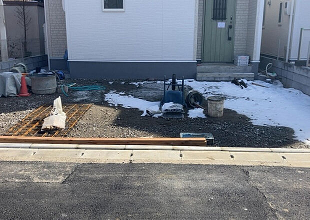 【駐車場】駐車場と明記されていても、最小スペースでつくられた駐車場だと大型車は駐車できなかったり、出入りしにくくなったりする可能性があります。お車のサイズと購入したい物件の駐車場のサイズを現地で確認しましょう。