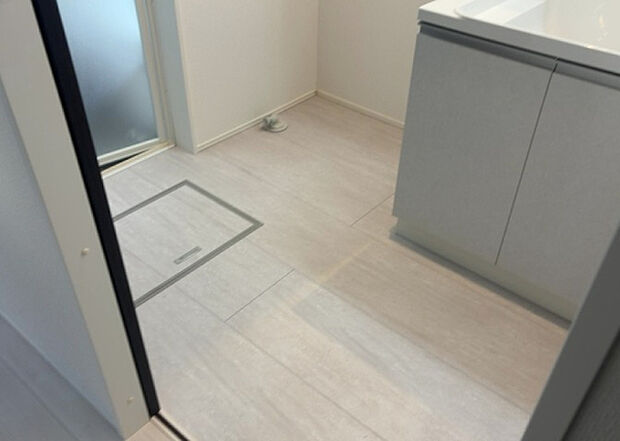 【脱衣場】多くの戸建て住宅で見かける洗面脱衣所は、洗面台と洗濯機が2畳ほどのスペースに並べられていて、洗面所が脱衣所を兼ね備えている間取りが一般的です。お客様が利用することもある、パブリックな空間でもあります。