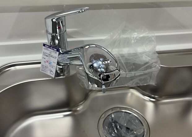 【キッチン水栓】キッチン水栓は、毎日必ず使うものだからこそ、使いやすさが重要です。シャワーヘッドの切り替えがスムーズか、吐水量が調節できるか、水しぶきが飛び散りにくい構造か、浄水機能が付いているかなど、日々の家事を快適にするための機能が数多くあります。また、デザインも多種多様なので、キッチン全体の雰囲気に合わせたものを選ぶことができます。