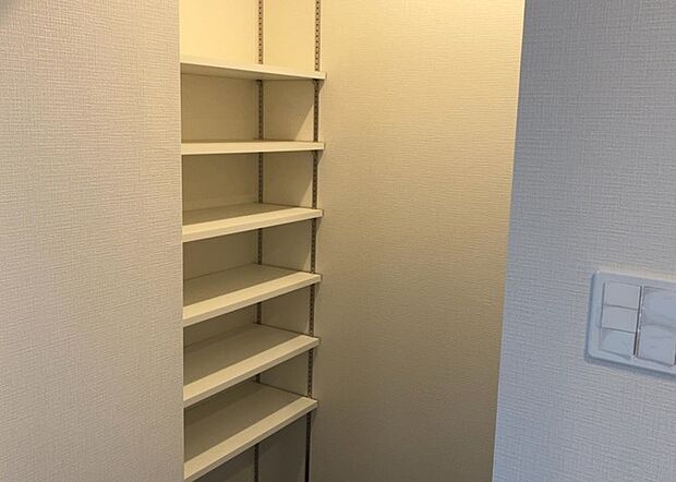 【玄関収納】玄関収納は、靴や傘、コートなどをスッキリと収納できるだけでなく、来客時に見せる顔となるため、家の顔とも言えます。収納量だけでなく、デザイン性も重視したいところです。ミラー付きの収納であれば、外出前の身だしなみチェックにも便利です。