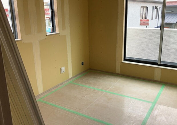 【洋室】洋室のメリットは重い家具が置きやすく、身の回りが整理しやすいことです。 床がフローリングのため畳とは異なり凹みにくいです。 クローゼットなど収納が豊富で、普段使わない旅行カバンや服の整頓も簡単にです。